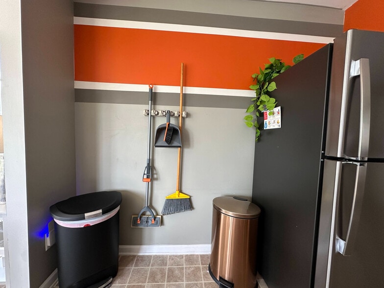 Building Photo - Room in House on Sunburst Ln