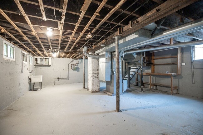Building Photo - 4 BED 1 BATH SINGLE FAMILY HOME IN CLEVELAND!
