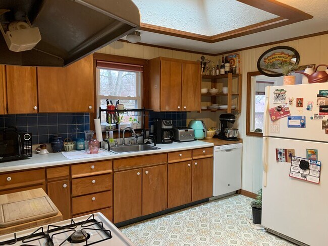 Building Photo - 3 bd/1.5 bath Charming Home just 4 blocks from IU Jacob's School of Music - Available August 2026!