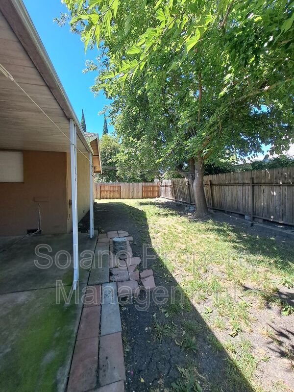 Building Photo - 2519 Heather Dr