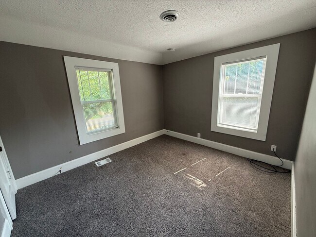 Building Photo - Charming 3-Bedroom Single Family Home in C...