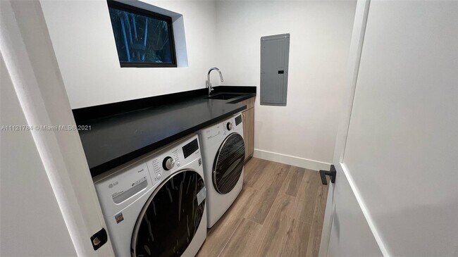 Building Photo - 1460 Campamento Ave