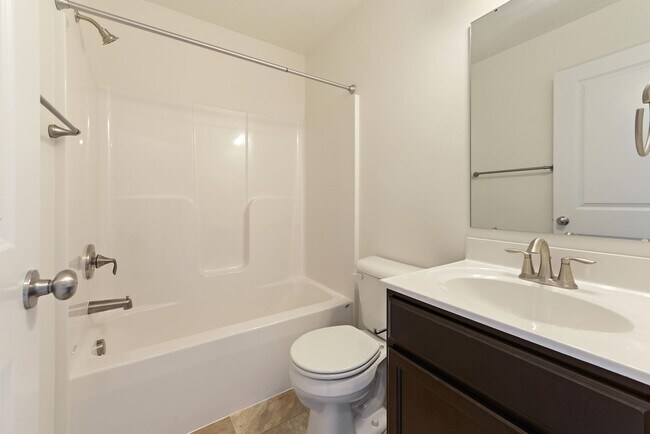 Building Photo - 3 Bedroom Townhome!