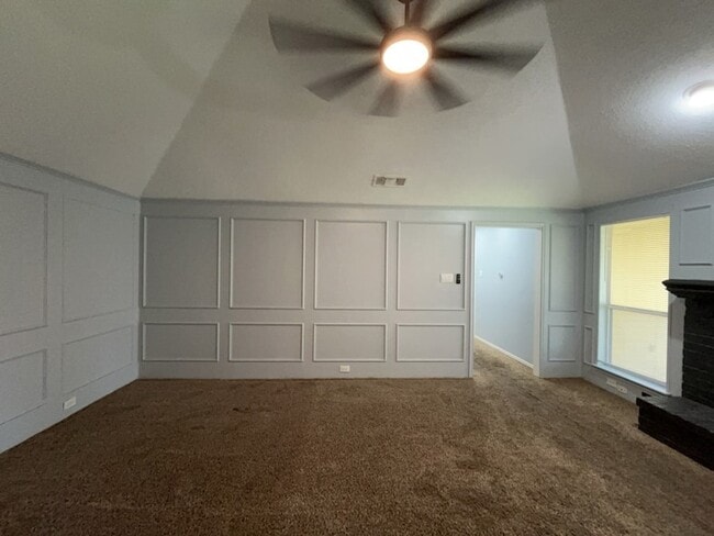 Building Photo - 818 Summit Dr