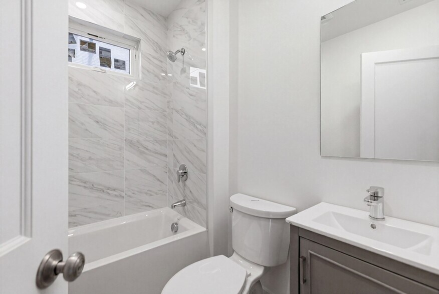 Building Photo - 26 Roseclair St