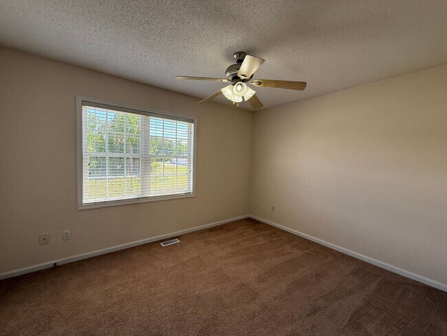 Building Photo - 2 bedroom, 2.5 Bath Townhouse