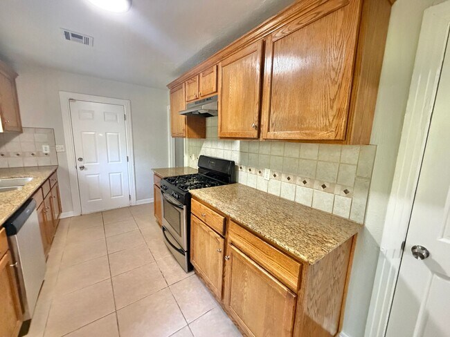 Building Photo - 4 Bedroom home!