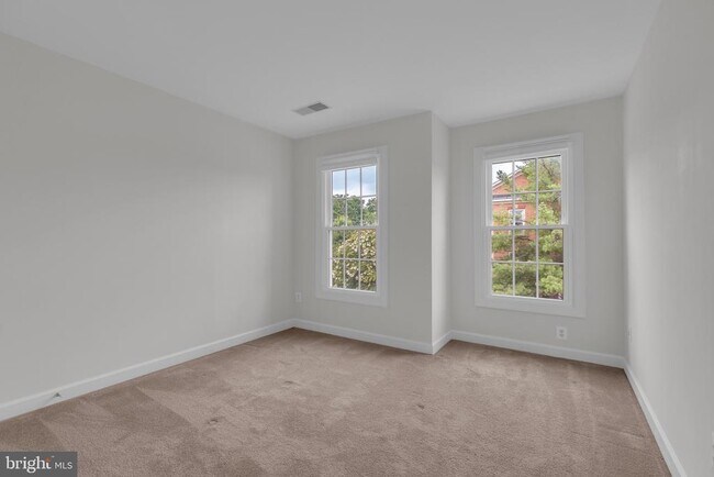 Building Photo - 1814 Fallbrook Ln