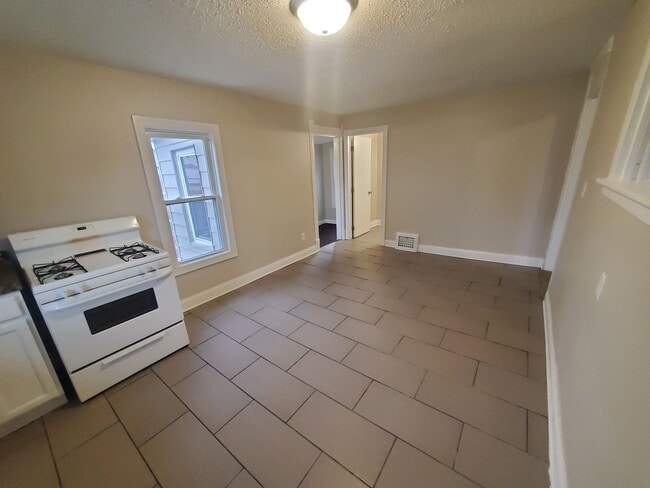 Building Photo - 4 Bedroom, 1 Bathroom home just South of Downtown!