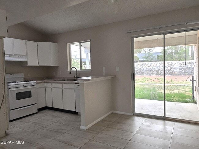 Building Photo - 709 La Chapa Ave