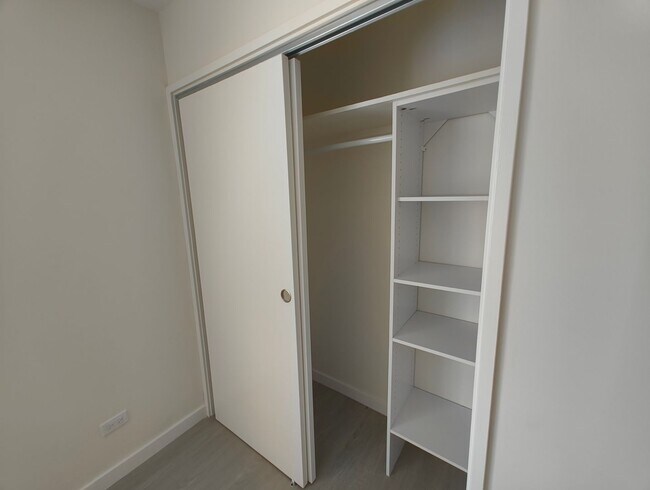 Building Photo - 2bd 2ba in Waikiki – Available Now!