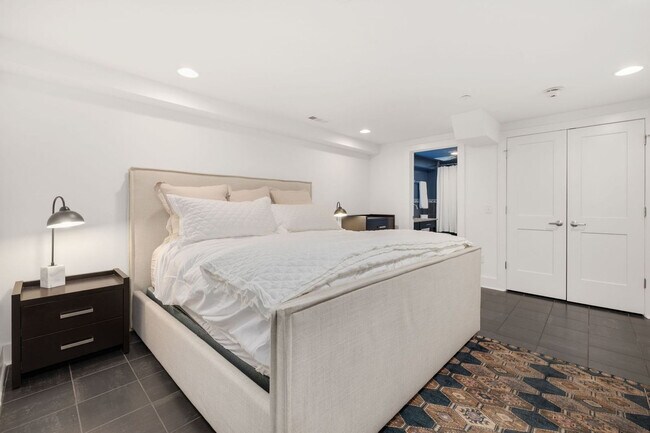 Building Photo - 329 N West Ave