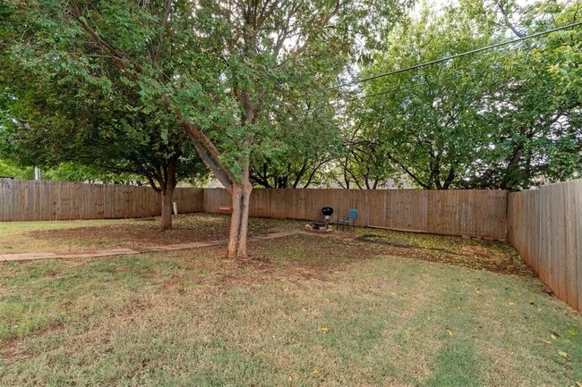 Building Photo - 16413 Village Green Dr