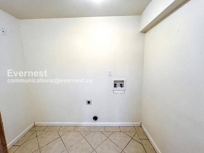 Building Photo - 615 Seawell Dr