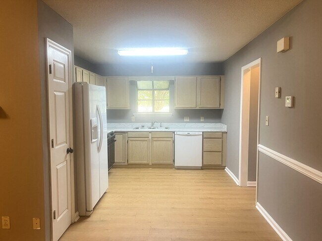 Building Photo - 113 Saddlehorn Dr
