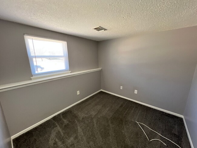 Building Photo - Spacious Split-Level Duplex in Lee’s Summit