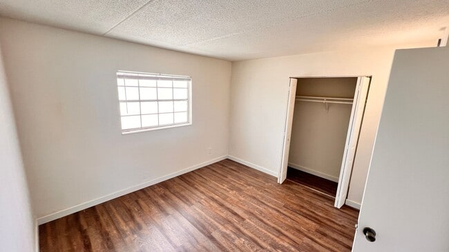Building Photo - Fresh Paint, New Floors, 2/1 Available NOW