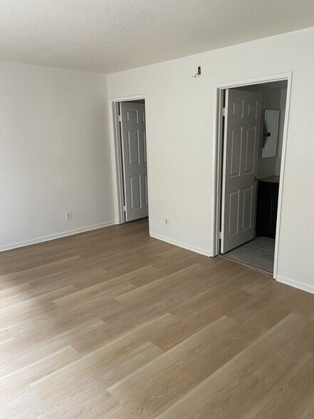 Building Photo - 10920 Moorpark