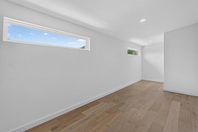 Building Photo - 5305 Ledesma Rd