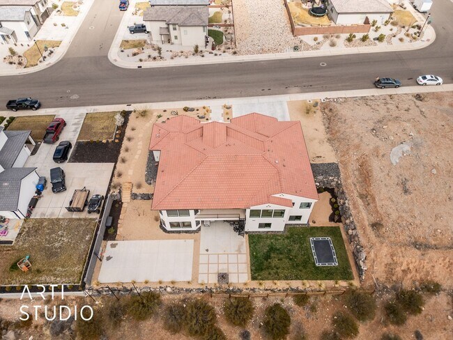 Building Photo - Beautiful 6 Bedroom 4.5 Bathroom Home in D...