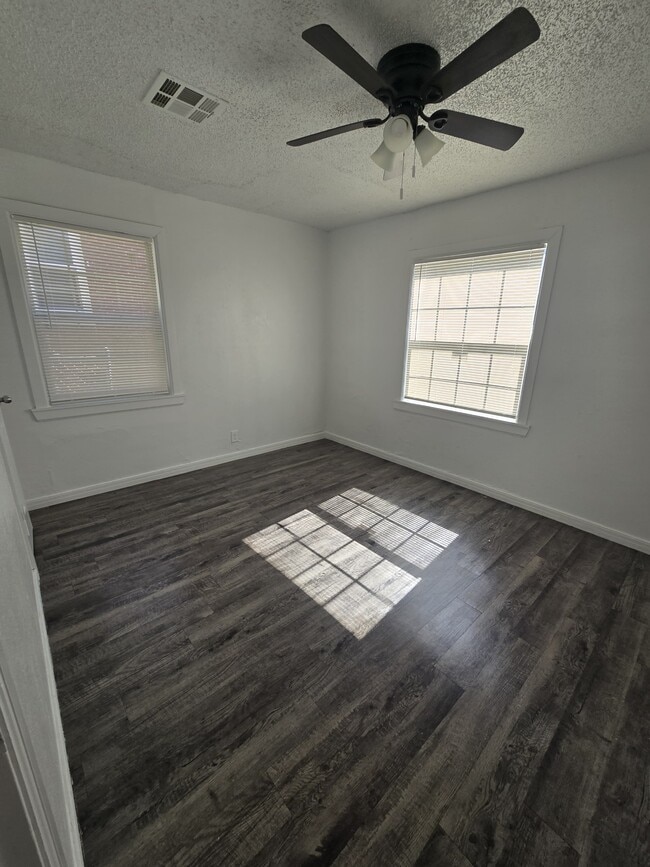 Building Photo - 2501 NE 16th St