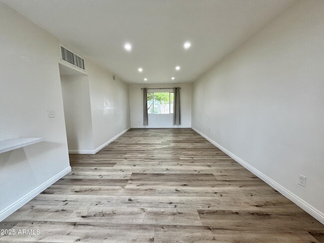 Building Photo - 4635 N 11th Pl