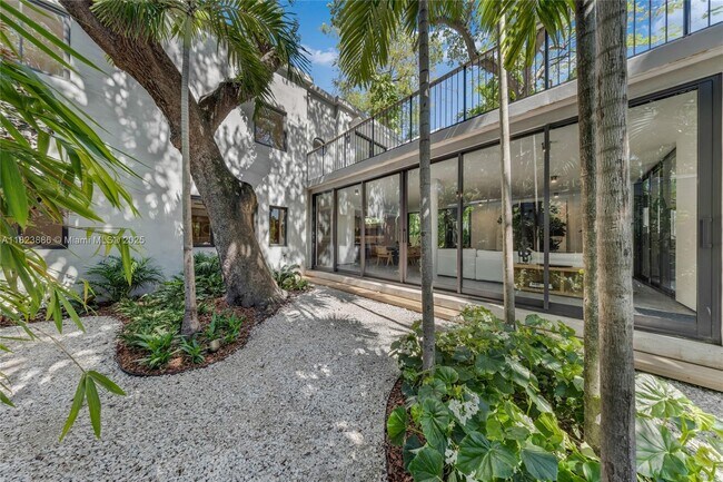 Building Photo - 1000 NW 9th Ct