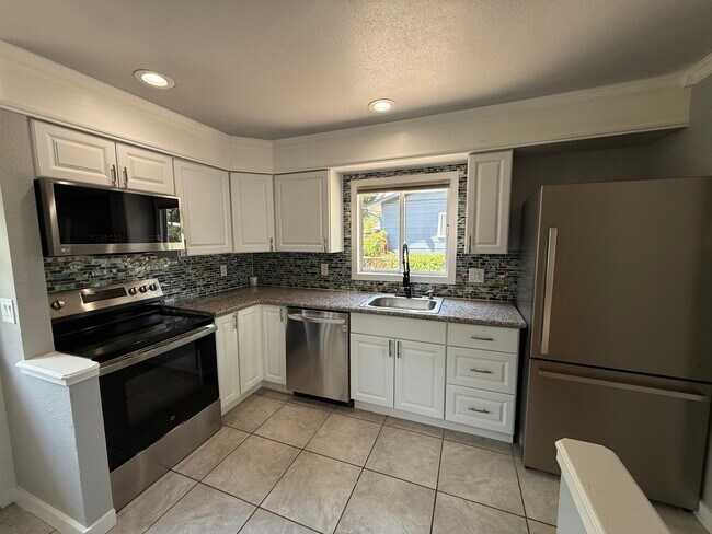 Building Photo - 1137 Pando Ave