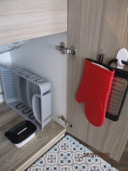 dish drainer, oven mit - 818 12th St