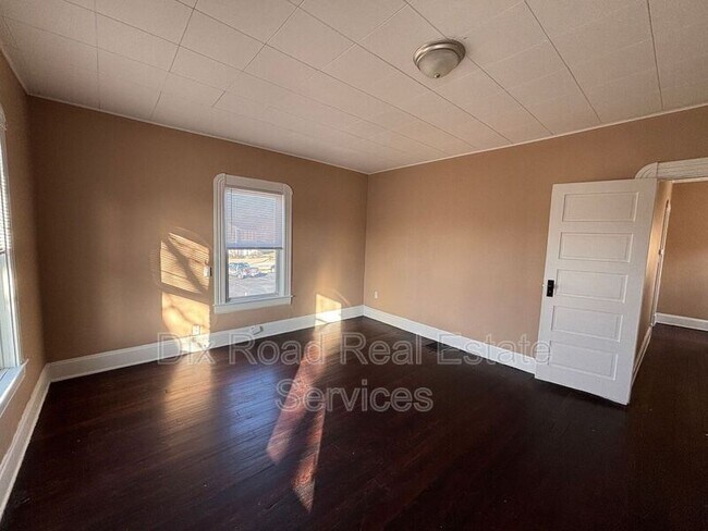 Building Photo - 8 S 1st St