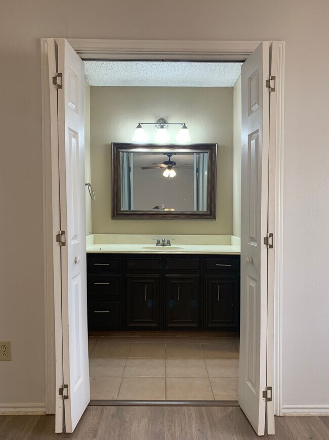 Building Photo - Beautiful Home in Fenship School District