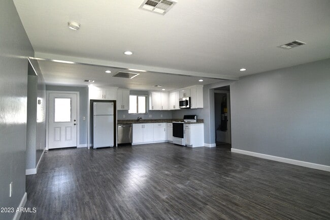 Building Photo - 3018 W Hazelwood St