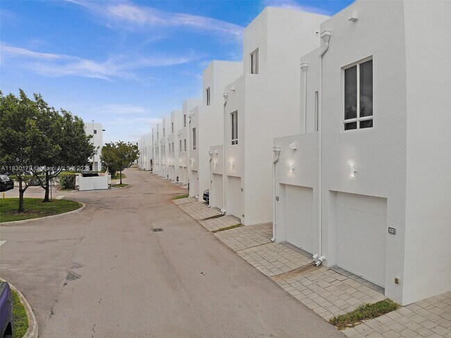 Building Photo - 10255 NW 63rd Terrace