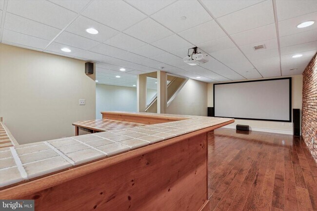 Building Photo - 821 Creekview Dr