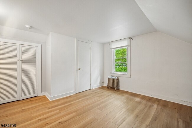 Building Photo - 102 2nd St