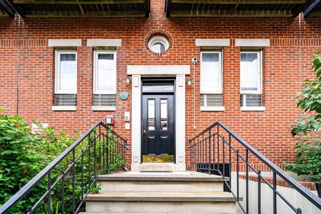 Building Photo - 226 Monroe St