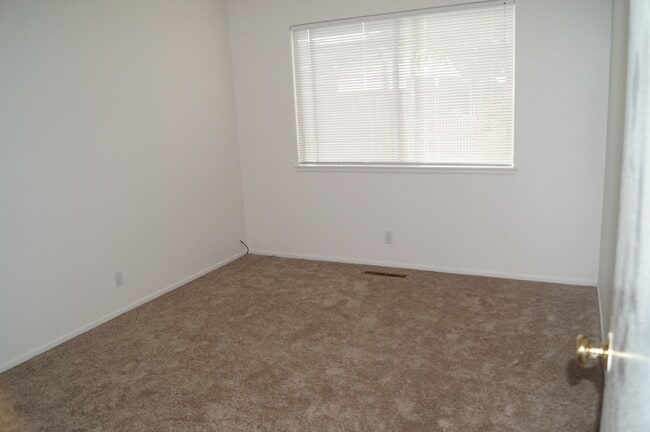 Building Photo - 1028 Sanders Dr