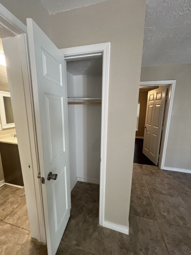 Building Photo - 605 Highlands St