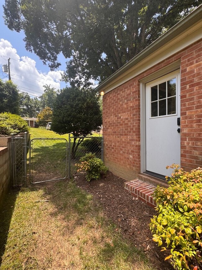 Building Photo - 4 Bedroom Jamestown Beauty!