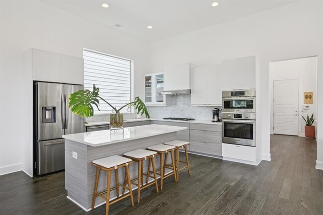 Building Photo - 6013 Florencia Ln