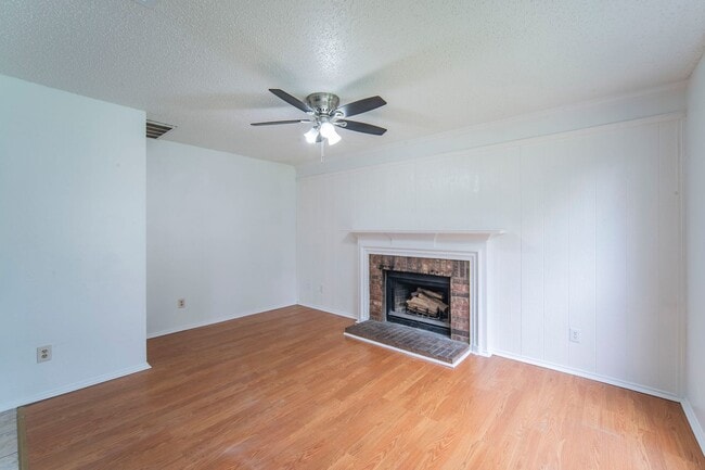 Building Photo - Spacious 4-Bedroom Home Across from the Pa...