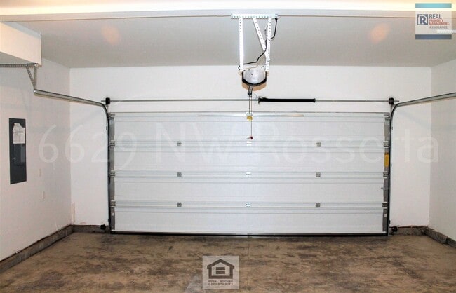 Building Photo - Beautiful 3 BR/2.5 BA Home in Desirable Bethany Neighborhood