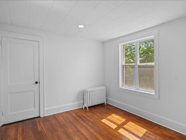 Building Photo - Spacious Pet Friendly 4 Bedroom Rental in ...