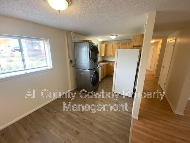 Building Photo - 704 Ferris Ct