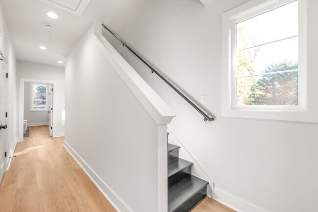 Building Photo - Modern Living in the Heart of Plaza Midwood!