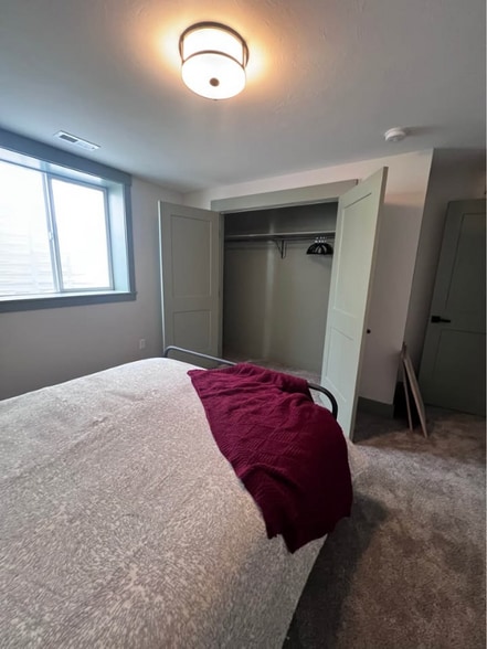 Building Photo - 422 W 18th St