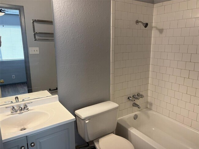 Building Photo - 8710 Piney Point Dr