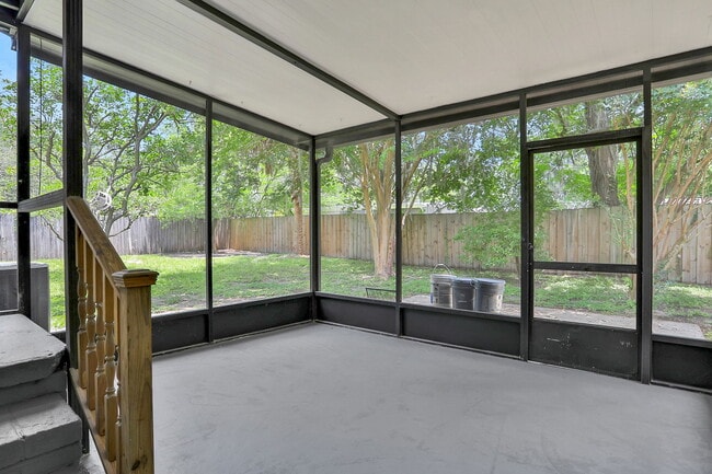 Building Photo - 3923 Tyndale Dr