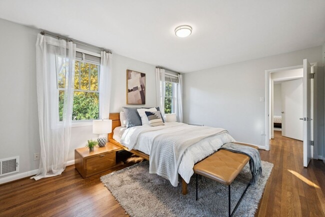 Building Photo - Elegant Chevy Chase Cul-de-Sac Home with Spacious Layout!