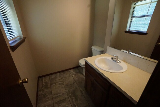 Building Photo - Nice 3 bed 1.5 Bath house, total electric